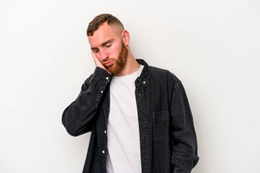 Beyaz arka planda izole edilmiş, sıkılmış, yorgun ve dinlenmeye ihtiyacı olan genç beyaz bir adam..