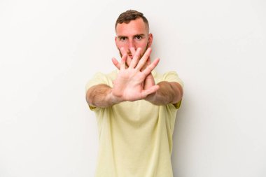 Beyaz arka planda izole genç beyaz adam inkar jesti yapıyor.