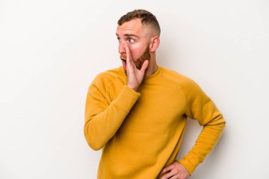 Beyaz arka planda izole edilmiş beyaz bir adam heyecanlı bir şekilde bağırıyor..