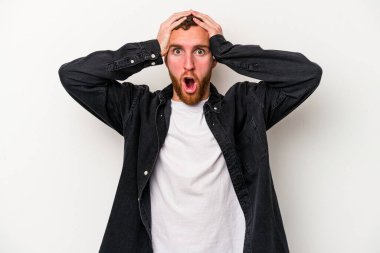 Beyaz arka planda izole edilmiş genç beyaz adam şaşırdı ve şok oldu..