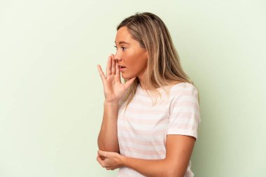 Yeşil arka planda izole edilmiş beyaz bir kadın gördüğü bir şey yüzünden şoka uğruyor..