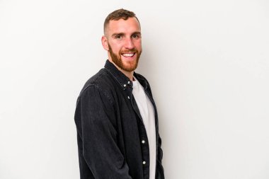 Beyaz arka planda izole edilmiş beyaz bir adam. Kendine güveniyor. Kalçaları tutuyor..