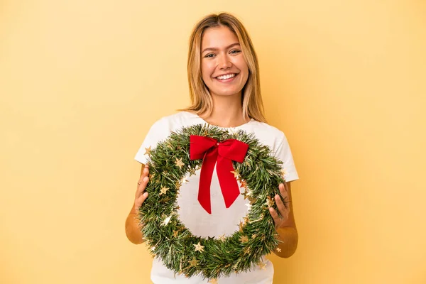 Young Caucasian Woman Holding Christmas Wreath Isolated Yellow Background — Foto Stock