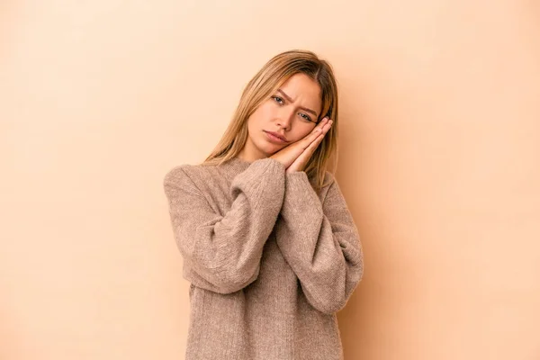 Mujer Joven Caucásica Aislada Sobre Fondo Beige Bostezando Mostrando Gesto —  Fotos de Stock