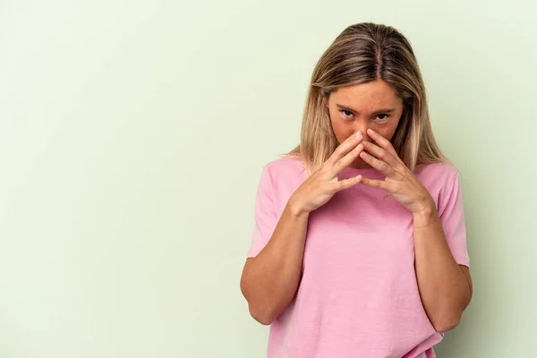 Young Caucasian Woman Isolated Green Background Making Plan Mind Setting — Φωτογραφία Αρχείου