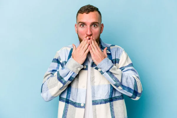 Young Caucasian Man Isolated Blue Background Shocked Covering Mouth Hands — Stock Photo, Image