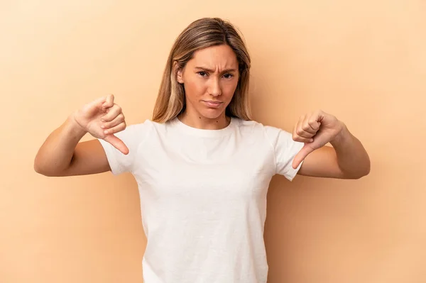 Ung Kaukasisk Kvinna Isolerad Beige Bakgrund Visar Tummen Ner Besvikelse — Stockfoto