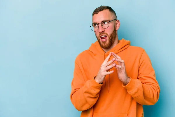 Joven Hombre Caucásico Aislado Sobre Fondo Azul Inventando Plan Mente — Foto de Stock