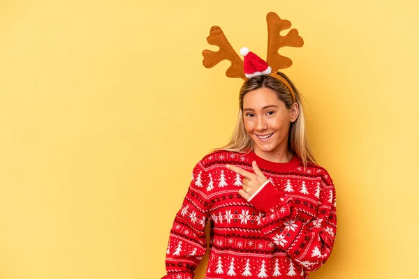 Young Caucasian Woman Wearing Christmas Reindeer Hat Isolated Beige Background — Fotografia de Stock