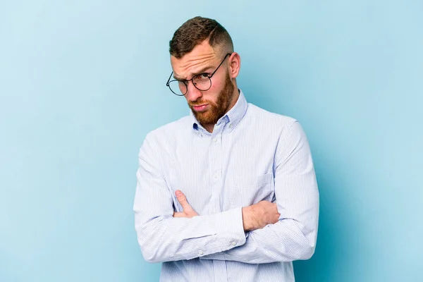 Junger Kaukasischer Mann Isoliert Auf Blauem Hintergrund Runzelt Missmutig Die — Stockfoto