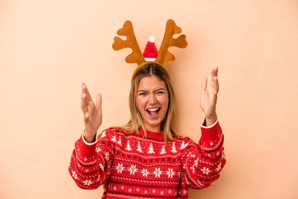 Young Caucasian Woman Wearing Christmas Reindeer Hat Isolated Beige Background — 图库照片