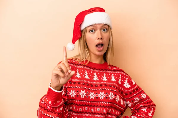 Young Caucasian Woman Celebrating Christmas Isolated Beige Background Having Idea — Stok fotoğraf