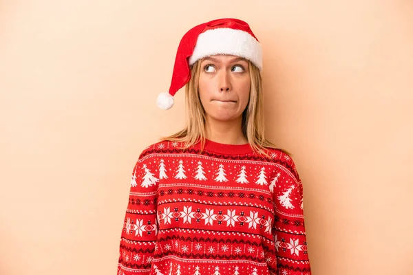 Young Caucasian Woman Celebrating Christmas Isolated Beige Background Confused Feels — Stok fotoğraf