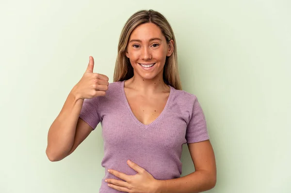 Jonge Blanke Vrouw Geïsoleerd Groene Achtergrond Raakt Buik Glimlacht Zachtjes — Stockfoto