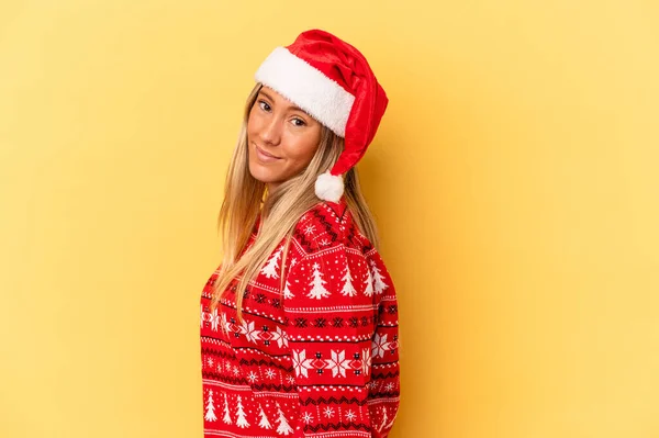 Ung Kaukasisk Kvinna Firar Jul Isolerad Gul Bakgrund Ser Sidan — Stockfoto