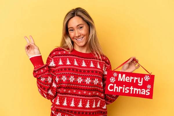 Ung Kaukasiska Kvinna Som Håller Glad Jul Plakat Isolerad Gul — Stockfoto