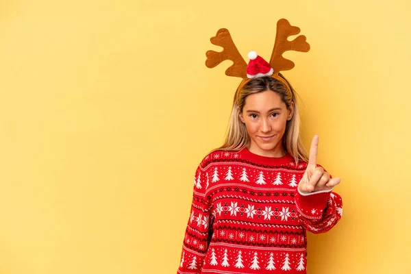 Young Caucasian Woman Wearing Christmas Reindeer Hat Isolated Beige Background — Foto Stock