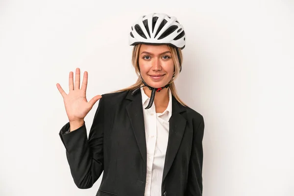 Νεαρή Καυκάσια Επιχειρηματίας Φορώντας Ένα Κράνος Ποδηλάτου Απομονωμένη Λευκό Φόντο — Φωτογραφία Αρχείου
