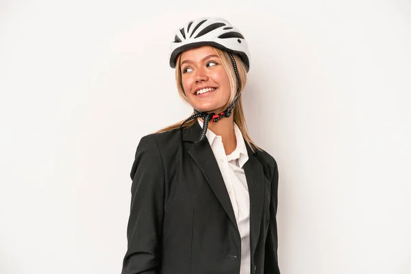 Νεαρή Καυκάσια Επιχειρηματίας Φορώντας Ένα Κράνος Ποδηλάτου Απομονωμένη Λευκό Φόντο — Φωτογραφία Αρχείου