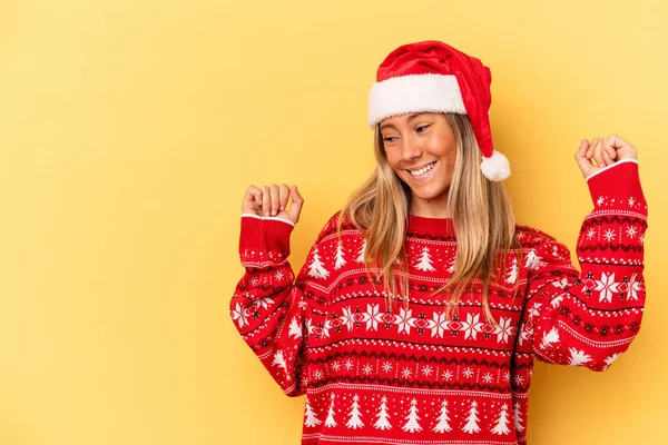 Junge Kaukasierin Feiert Weihnachten Isoliert Auf Gelbem Hintergrund Und Hebt — Stockfoto