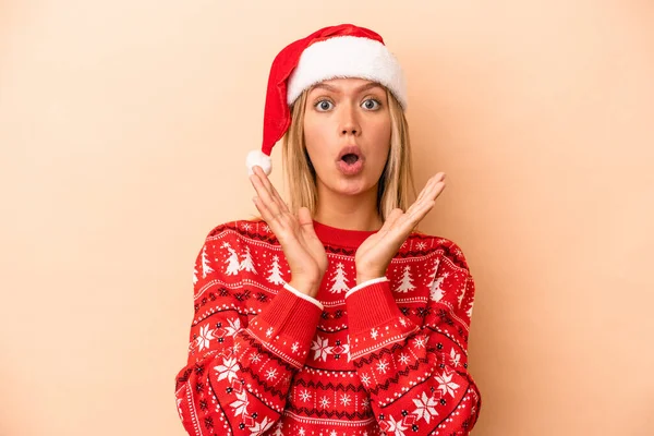 Young Caucasian Woman Celebrating Christmas Isolated Beige Background Surprised Shocked — Stock Photo, Image