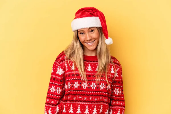 若いです白人女性を祝いますクリスマスは黄色の背景に孤立しました幸せ 笑顔と陽気 — ストック写真