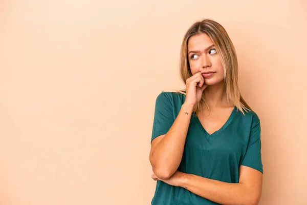 Mujer Caucásica Joven Aislada Sobre Fondo Beige Que Siente Triste — Foto de Stock