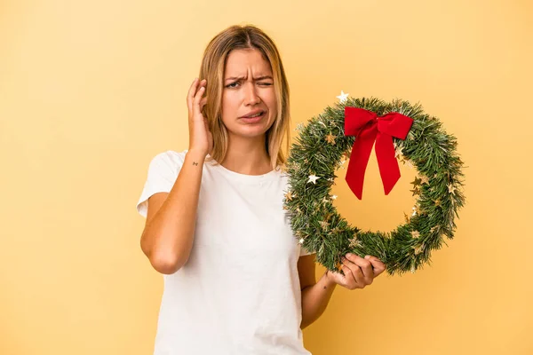 Young Caucasian Woman Holding Christmas Wreath Isolated Yellow Background Covering — Fotografia de Stock