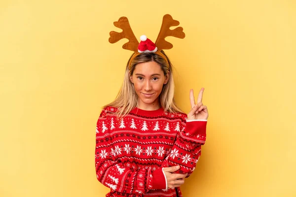 Young Caucasian Woman Wearing Christmas Reindeer Hat Isolated Beige Background — Foto Stock