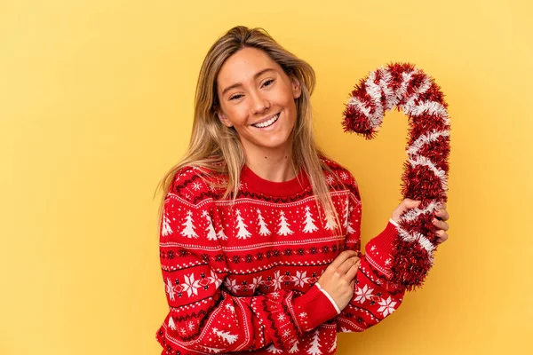 Jovem Caucasiana Segurando Grande Pau Natal Isolado Fundo Amarelo Rindo — Fotografia de Stock