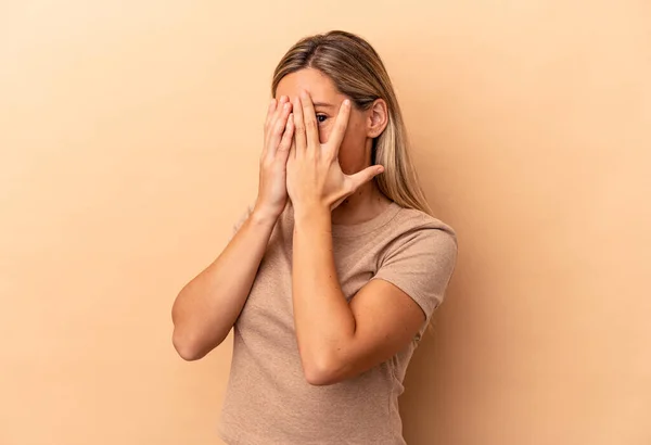 Giovane Donna Caucasica Isolata Sfondo Beige Lampeggia Attraverso Dita Spaventate — Foto Stock