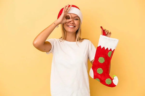 Jonge Blanke Vrouw Met Een Elf Sok Geïsoleerd Gele Achtergrond — Stockfoto