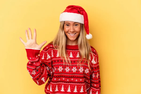 Junge Kaukasische Frau Feiert Weihnachten Isoliert Auf Gelbem Hintergrund Lächelt — Stockfoto