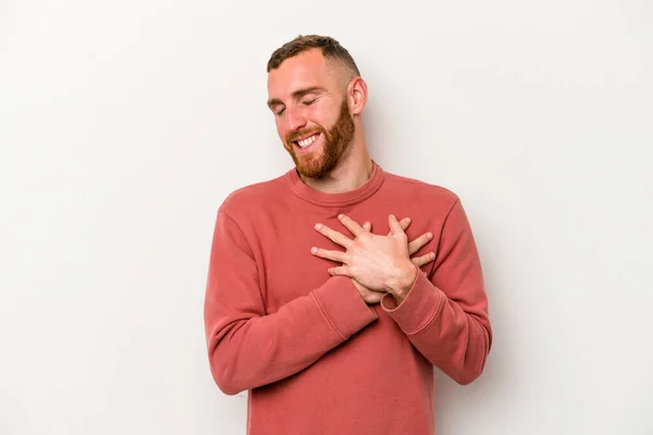 Junger Kaukasischer Mann Isoliert Auf Weißem Hintergrund Hat Freundlichen Gesichtsausdruck — Stockfoto