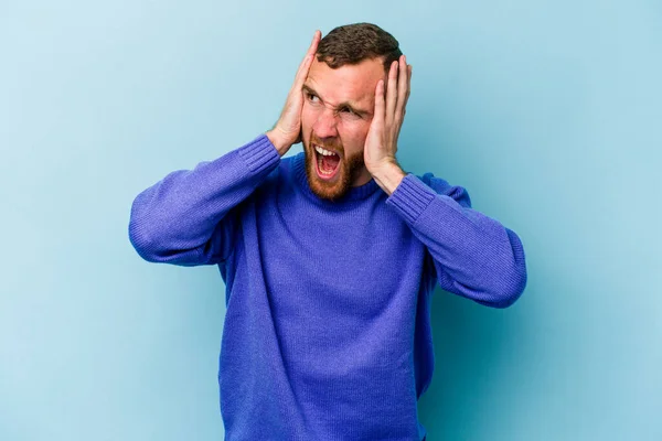 Young Caucasian Man Isolated Blue Background Covering Ears Hands Trying — Stock Photo, Image