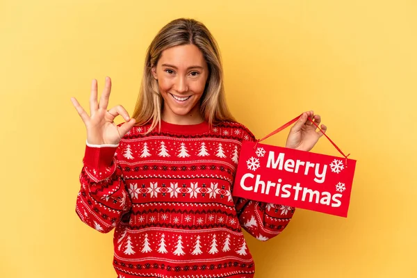 Jovem Mulher Caucasiana Segurando Cartaz Natal Alegre Isolado Fundo Amarelo — Fotografia de Stock