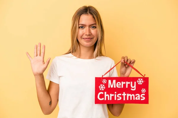 Jovem Mulher Caucasiana Segurando Cartaz Natal Alegre Isolado Fundo Amarelo — Fotografia de Stock