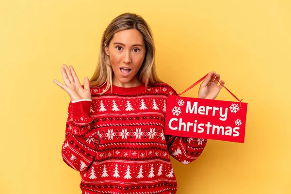 Young Caucasian Woman Holding Merry Christmas Placard Isolated Yellow Background — Stock Photo, Image