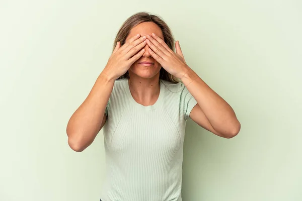 Giovane Donna Caucasica Isolata Sfondo Verde Paura Che Copre Gli — Foto Stock