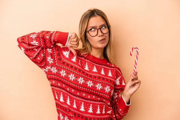 Young Caucasian Woman Holding Christmas Stick Isolated Beige Background Feels — ストック写真