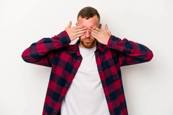 Junger Kaukasischer Mann Isoliert Auf Weißem Hintergrund Angst Die Augen — Stockfoto