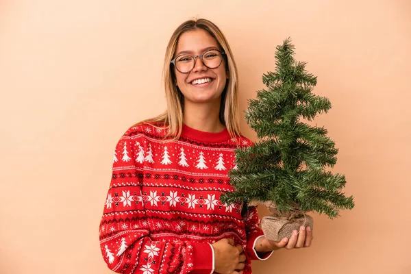 Young Caucasian Woman Holding Little Christmas Tree Isolated Beige Background — Stock Photo, Image