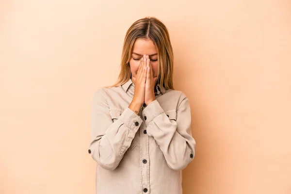 Νεαρή Καυκάσια Γυναίκα Απομονωμένη Μπεζ Φόντο Προσεύχεται Δείχνει Αφοσίωση Θρήσκος — Φωτογραφία Αρχείου