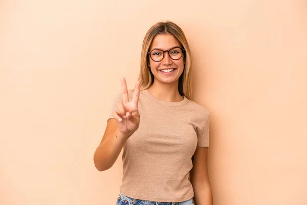 Jovem Caucasiana Isolada Fundo Bege Mostrando Sinal Vitória Sorrindo Amplamente — Fotografia de Stock