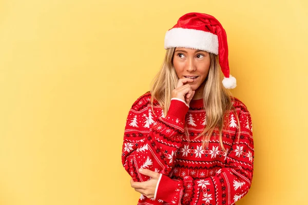 Ung Kaukasiska Kvinna Firar Jul Isolerad Gul Bakgrund Avslappnad Tänka — Stockfoto