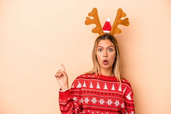Young Caucasian Woman Wearing Christmas Reindeer Hat Isolated Beige Background —  Fotos de Stock