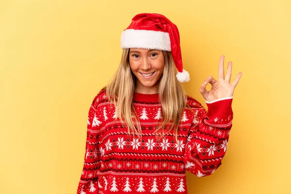 若いですCaucasian女性祝いますクリスマス隔離上の黄色の背景陽気で自信を持ってショーOkジェスチャー — ストック写真