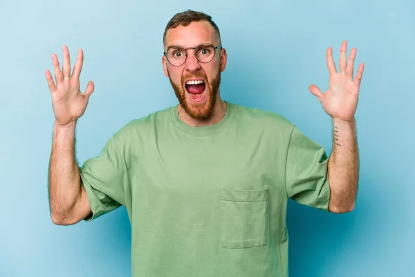 Young Caucasian Man Isolated Blue Background Receiving Pleasant Surprise Excited — Stock Photo, Image