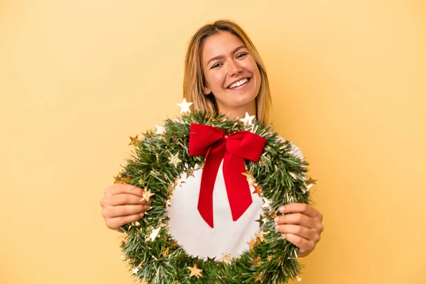 Young Caucasian Woman Holding Christmas Wreath Isolated Yellow Background — Stock Photo, Image