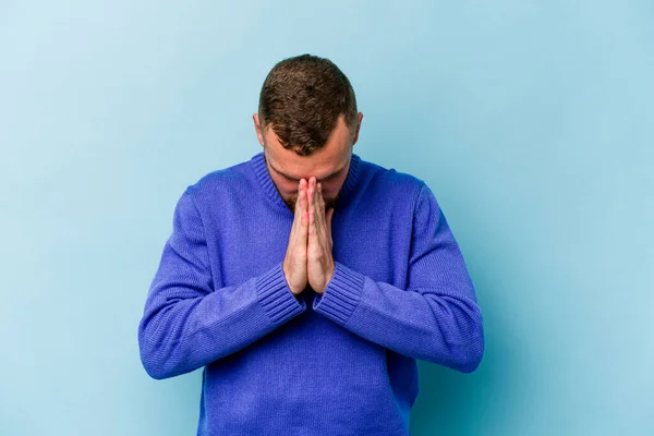 Молодой Кавказский Человек Изолированный Синем Фоне Молящийся Проявляющий Преданность Религиозный — стоковое фото